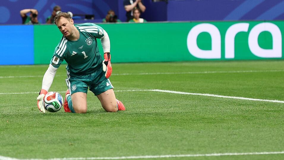 Den Start in seine fünfte WM hat sich Manuel Neuer anders vorgestellt. Den Start in seine fünfte WM hat sich Manuel Neuer anders vorgestellt.