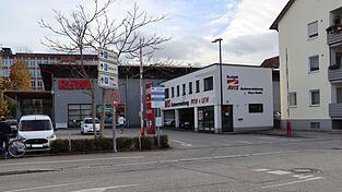 Der Rewe-Markt an der Kreuzung Luitpoldstraße/Rennweg wird nach dem Beschluss des Stadtratsplenums vergrößert. Die Autovermietung und das Haus rechts müssen dafür und für neue Wohnbebauung weichen. Die maximale Höhenentwicklung orientiert sich am Rathaus II links im Hintergrund. Der Rewe-Markt an der Kreuzung Luitpoldstraße/Rennweg wird nach dem Beschluss des Stadtratsplenums vergrößert. Die Autovermietung und das Haus rechts müssen dafür und für neue Wohnbebauung weichen. Die maximale Höhenentwicklung orientiert sich am Rathaus II links im Hintergrund.