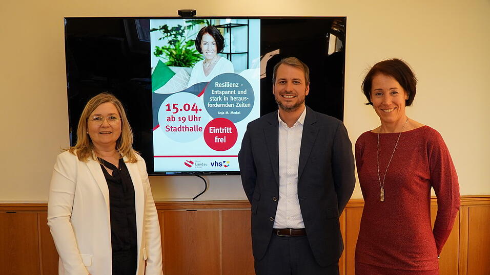 VHS-Geschäftsführerin Manuela Wälischmiller (v. l.) und Bürgermeister Matthias Kohlmayer tauschten sich mit Referentin Anja Merkel aus. VHS-Geschäftsführerin Manuela Wälischmiller (v. l.) und Bürgermeister Matthias Kohlmayer tauschten sich mit Referentin Anja Merkel aus.