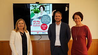 VHS-Geschäftsführerin Manuela Wälischmiller (v. l.) und Bürgermeister Matthias Kohlmayer tauschten sich mit Referentin Anja Merkel aus. VHS-Geschäftsführerin Manuela Wälischmiller (v. l.) und Bürgermeister Matthias Kohlmayer tauschten sich mit Referentin Anja Merkel aus.