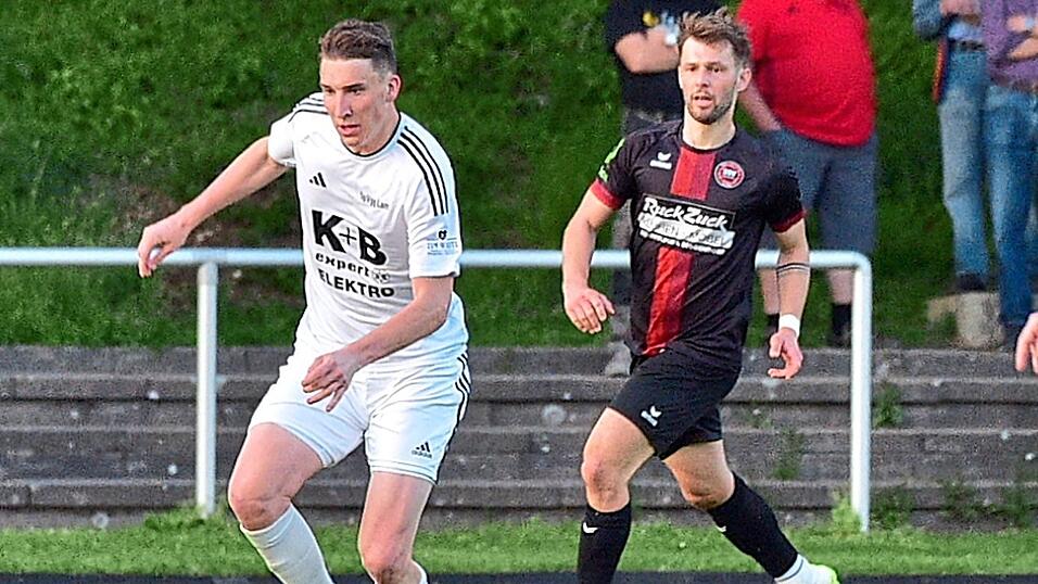 Im Hinspiel feierten die „Osserbuam“ einen 4:0-Sieg gegen Kareth-Lappersdorf. Lukas Pritzl steuerte per Elfmeter den letzten Treffer bei. Im Hinspiel feierten die „Osserbuam“ einen 4:0-Sieg gegen Kareth-Lappersdorf. Lukas Pritzl steuerte per Elfmeter den letzten Treffer bei.