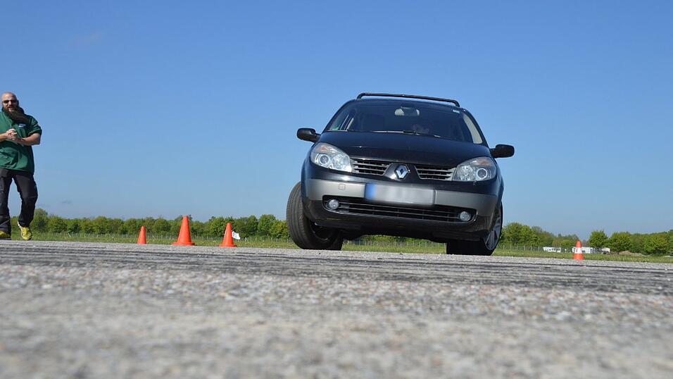 Sophia hat den Selbstversuch gemacht und war beim Fahrsicherheitstraining.