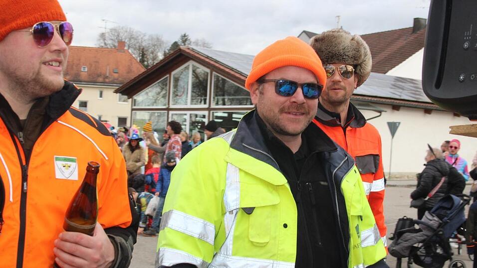 Viele Faschings-Fans haben sich am Samstag den Umzug in Langenbach angesehen. Viele Faschings-Fans haben sich am Samstag den Umzug in Langenbach angesehen.
