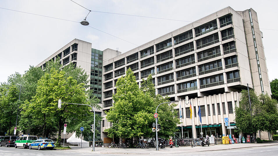 Das Münchner Amtsgericht hat den ehemaligen Präsidenten des SSV Jahn Regensburg zu einer Bewährungsstrafe verurteilt.