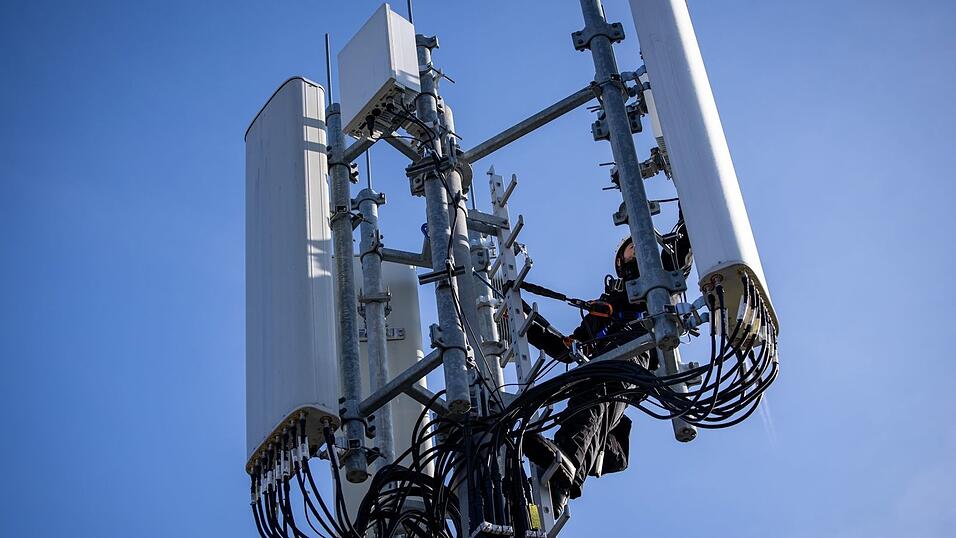 Einer von Zehntausenden Mobilfunk-Masten in Deutschland - hier einer, an dem gerade ein Techniker arbeitet. Einer von Zehntausenden Mobilfunk-Masten in Deutschland - hier einer, an dem gerade ein Techniker arbeitet.
