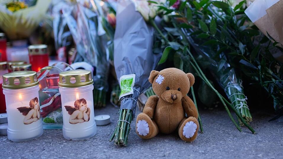 Ein Meer aus Kerzen, Blumen und Stofftieren erinnert an die Opfer. Ein Meer aus Kerzen, Blumen und Stofftieren erinnert an die Opfer.