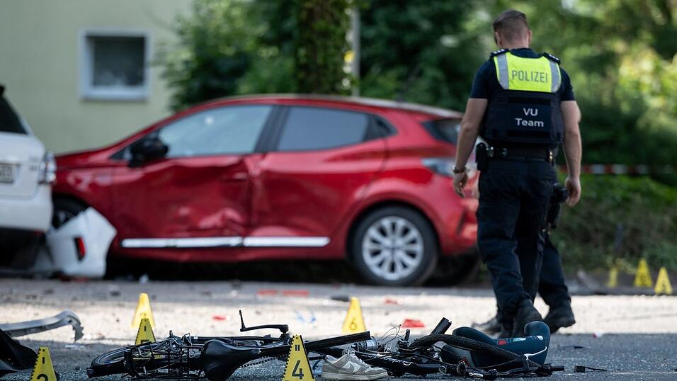 Ein Polizist an der Unfallstelle in Dinslaken Ein Polizist an der Unfallstelle in Dinslaken