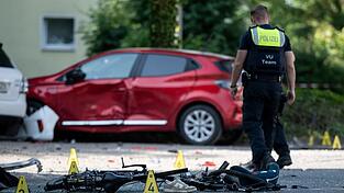 Ein Polizist an der Unfallstelle in Dinslaken Ein Polizist an der Unfallstelle in Dinslaken
