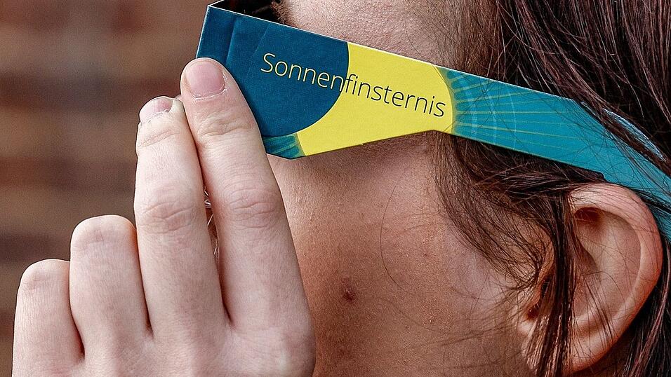 Spezielle Sonnenbrillen f&uuml;r die Beobachtung einer Sonnenfinsternis sind f&uuml;r wenige Euro zu haben.