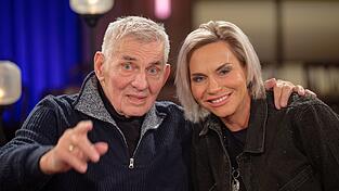 Heinz Hoenig und seine Ehefrau Annika Kärsten-Hoenig bei einem Fototermin im November 2025. (Archivbild) Heinz Hoenig und seine Ehefrau Annika Kärsten-Hoenig bei einem Fototermin im November 2025. (Archivbild)