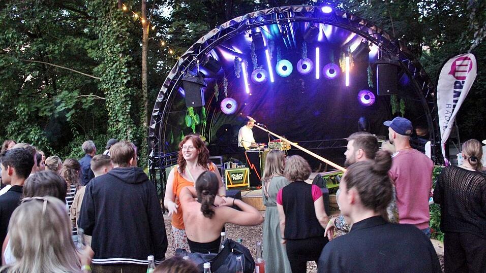 Bei &bdquo;Alphorntechno&ldquo; verschmolzen im Landshuter Sandora Garten bayerische Kl&auml;nge mit Clubsound.