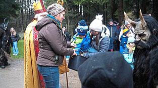 Claudia Schuh gab Futter für Ziegen und Esel aus.