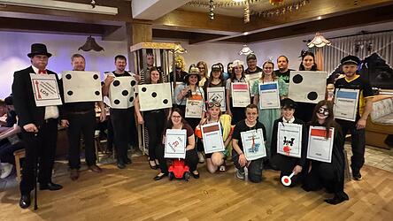 Platz eins ging bei der Maskenpr&auml;mierung unter den vielen angetretenen &bdquo;Maschkera&ldquo; an die Gruppe &bdquo;Monopoly&ldquo;.