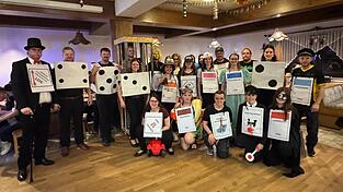 Platz eins ging bei der Maskenpr&auml;mierung unter den vielen angetretenen &bdquo;Maschkera&ldquo; an die Gruppe &bdquo;Monopoly&ldquo;.