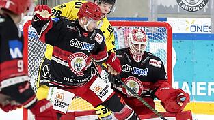 Der Ausfallschritt klappt schon wieder: EVL-St&uuml;rmer David Stieler (vorne) ist verletzungsbedingt vier Wochen ausgefallen, nun gibt er sein Comeback - nicht nur f&uuml;r den Chefcoach ein Hoffnungstr&auml;ger.