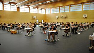 In der Turnhalle der Realschule galt es am Mittwoch bei der Deustchprüfung, einen kühlen Kopf zu bewahren. In der Turnhalle der Realschule galt es am Mittwoch bei der Deustchprüfung, einen kühlen Kopf zu bewahren.