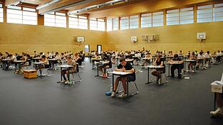 In der Turnhalle der Realschule galt es am Mittwoch bei der Deustchprüfung, einen kühlen Kopf zu bewahren. In der Turnhalle der Realschule galt es am Mittwoch bei der Deustchprüfung, einen kühlen Kopf zu bewahren.