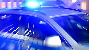Eine Streife der Polizei ist auf einer Kreuzung mit einem anderen Auto zusammengestoßen. Eine Streife der Polizei ist auf einer Kreuzung mit einem anderen Auto zusammengestoßen.