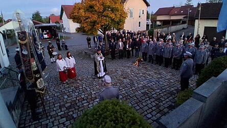 Der Gedenkakt am Kriegerdenkmal mit den zahlreichen Festg&auml;sten