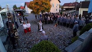 Der Gedenkakt am Kriegerdenkmal mit den zahlreichen Festg&auml;sten