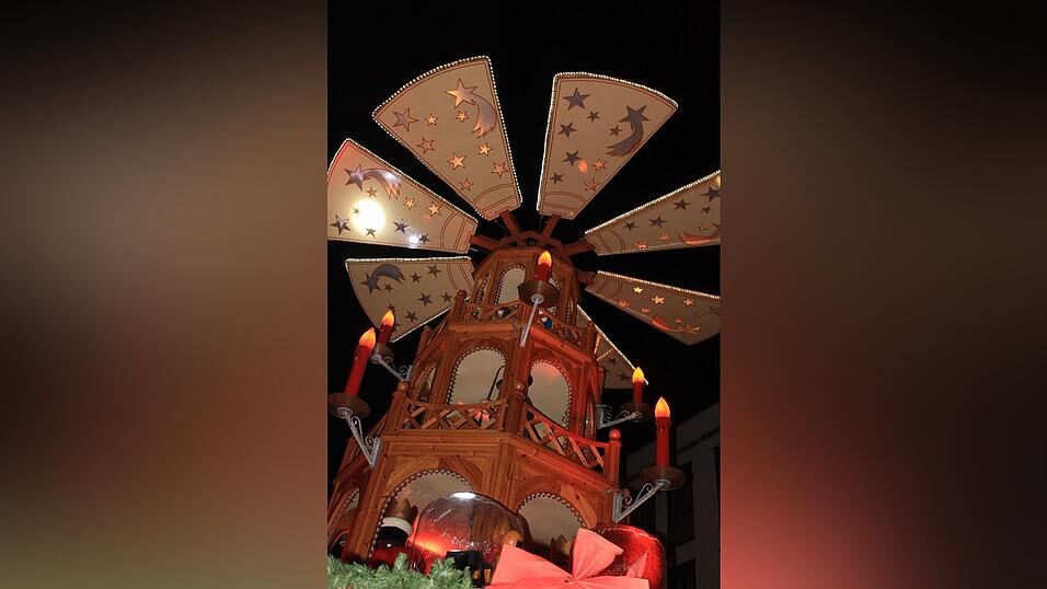 Seit einigen Jahren gehört auch die Weihnachtspyramide am Bischof-Sailer-Platz zur festen Institution zur Weihnachtszeit in Landshut, und ist vor allem bei der jüngeren Generation sehr beliebt. Seit einigen Jahren gehört auch die Weihnachtspyramide am Bischof-Sailer-Platz zur festen Institution zur Weihnachtszeit in Landshut, und ist vor allem bei der jüngeren Generation sehr beliebt.