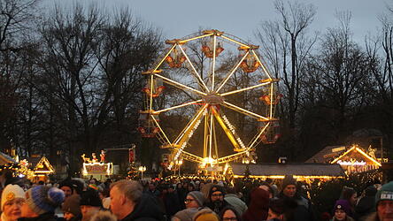 Als Blickfang dient auch in diesem Jahr ein kleines Riesenrad auf dem Landshuter Christkindlmarkt.