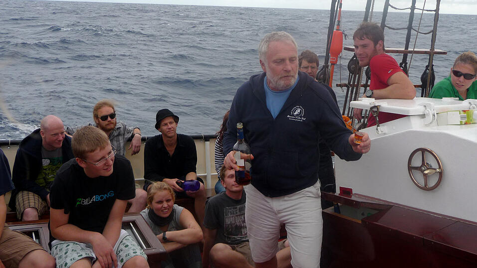 Traditionelles Kommando des Kapitäns zum Rumempfang für die Besatzung zum Einläuten des Wochenendes Traditionelles Kommando des Kapitäns zum Rumempfang für die Besatzung zum Einläuten des Wochenendes