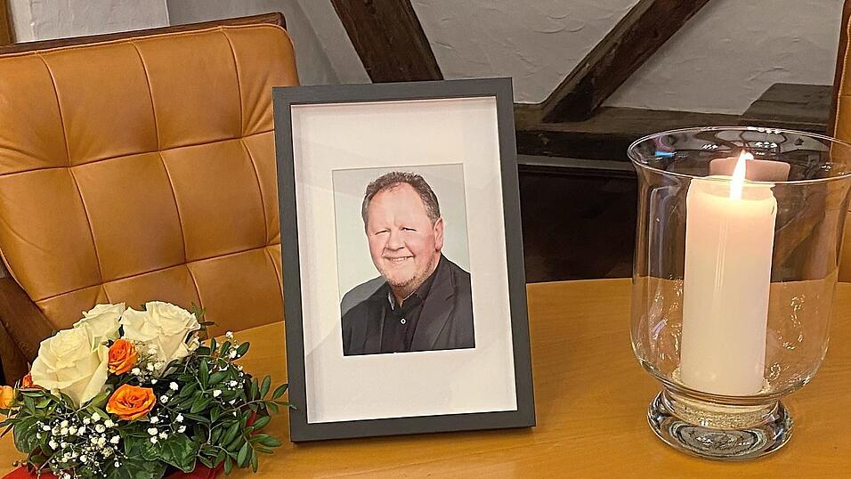 Auf seinem angestammten Platz stand bei der Stadtratssitzung am Dienstag ein Bild des so plötzlich verstorbenen 3. Bürgermeisters Hans Bauer. Seine sichtlich betroffenen Stadtratskollegen gedachten ihm mit einer Schweigeminute. Auf seinem angestammten Platz stand bei der Stadtratssitzung am Dienstag ein Bild des so plötzlich verstorbenen 3. Bürgermeisters Hans Bauer. Seine sichtlich betroffenen Stadtratskollegen gedachten ihm mit einer Schweigeminute.