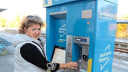 Marianne Zeindl erhielt am Fahrkartenautomat die Info, dass kein Wechselgeld vorhanden ist - allerdings erst, als sie den Geldschein schon eingegeben hatte.