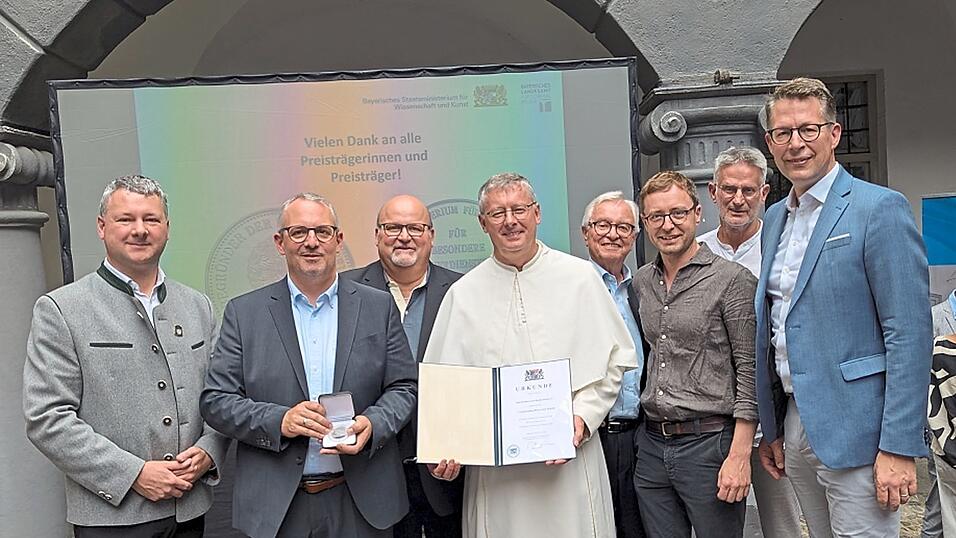 Medaille f&uuml;r den F&ouml;rderverein Kirche P&uuml;rgl. Mit dabei (v. l.): B&uuml;rgermeister Matthias Wallner, Alois Fr&uuml;chtl, Martin Lex, Pater Simeon, Hanns-Peter Gr&ouml;schl, Michael Feil, Thomas Kammermaier und Kunstminister Markus Blume.