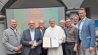 Medaille f&uuml;r den F&ouml;rderverein Kirche P&uuml;rgl. Mit dabei (v. l.): B&uuml;rgermeister Matthias Wallner, Alois Fr&uuml;chtl, Martin Lex, Pater Simeon, Hanns-Peter Gr&ouml;schl, Michael Feil, Thomas Kammermaier und Kunstminister Markus Blume.