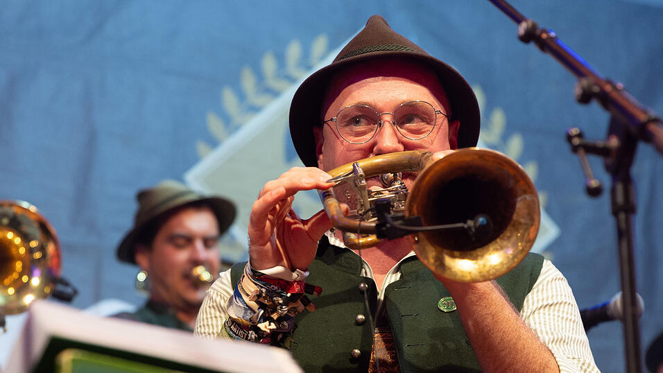 Als die Kapelle Josef Menzl am Montag, 10. August, im Festzelt Weckmann aufspielte, war die Stimmung ausgelassen. Als die Kapelle Josef Menzl am Montag, 10. August, im Festzelt Weckmann aufspielte, war die Stimmung ausgelassen.