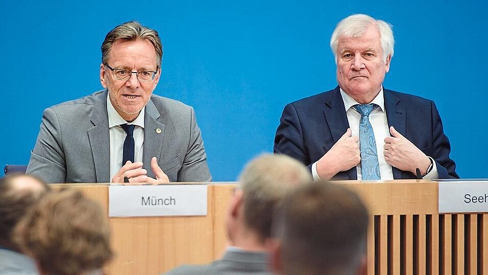 Bundesinnenminister Horst Seehofer (r.) warnt vor kriminellen Parallelgesellschaften, die es in Deutschland nicht geben dürfe. Bundesinnenminister Horst Seehofer (r.) warnt vor kriminellen Parallelgesellschaften, die es in Deutschland nicht geben dürfe.