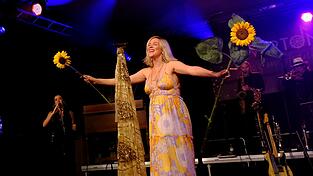 Joss Stone verteilt die Sonnenblumen der Straubinger Stadtgärtnerei. Joss Stone verteilt die Sonnenblumen der Straubinger Stadtgärtnerei.