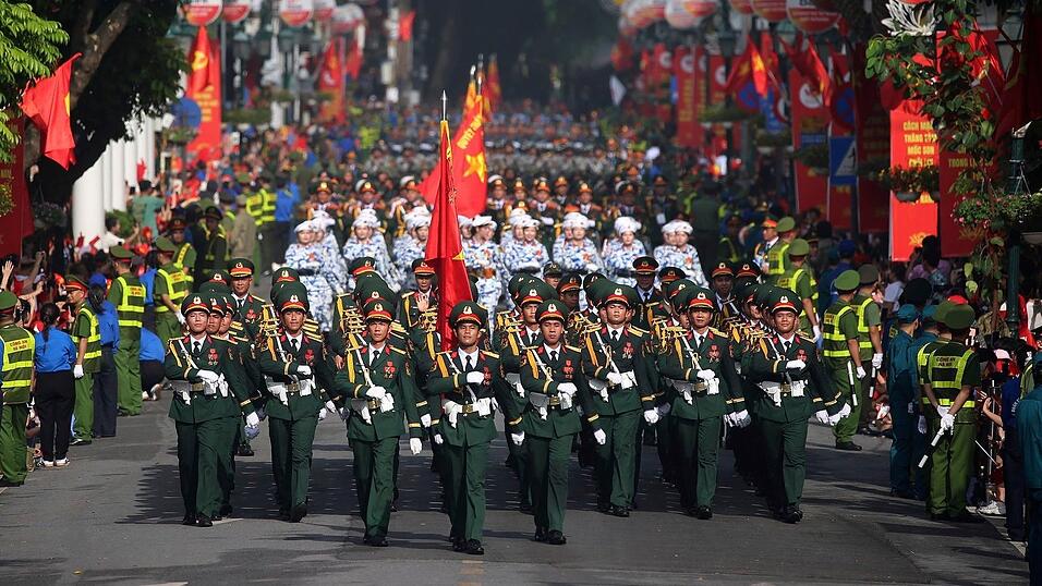 Es war die größte Militärparade in Vietnam seit Jahrzehnten.