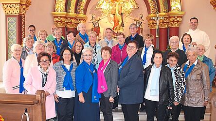 Die Mitglieder versammelten sich vor dem Altar.