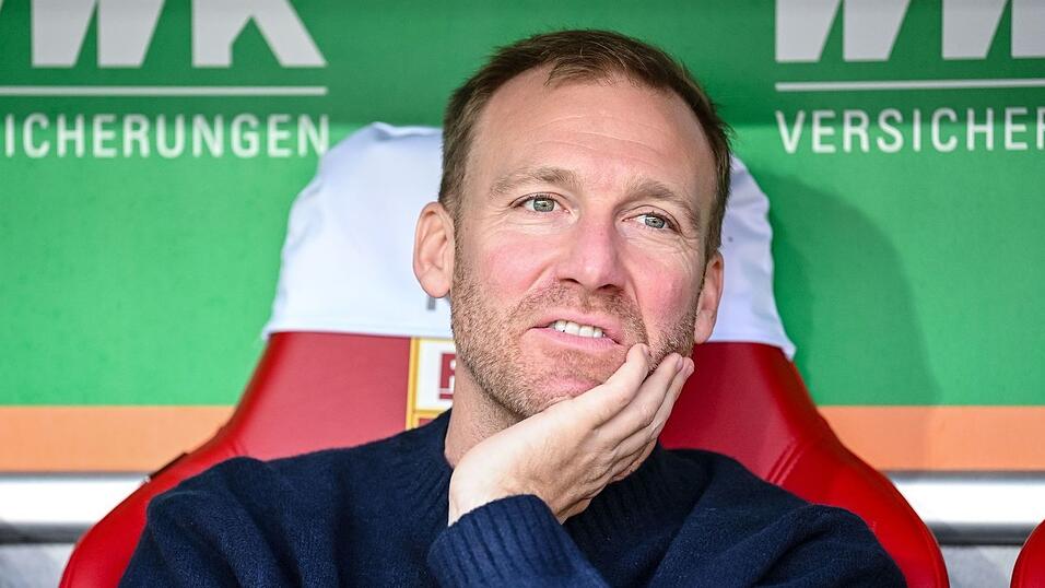 Augsburgs Sportdirektor Benjamin Weber will sich in diesen Tagen mit Manuel Baum zusammensetzen. (Archivbild)