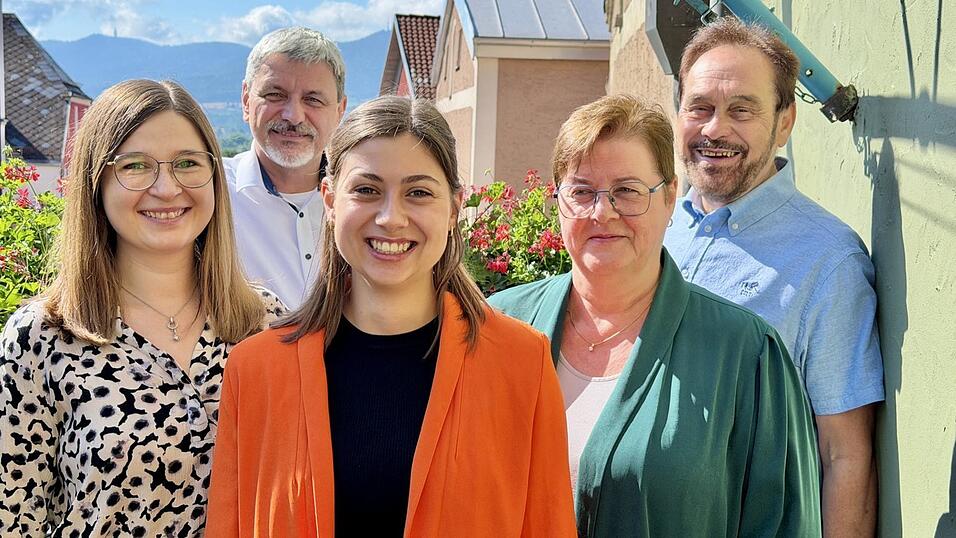 Bei ihr laufen künftig in jeder Drachenstich-Vorstellung die Fäden zusammen: Antonia Buschek (Dritte von links) wird künftig zusammen mit ihrer Mutter Marion (Zweite von rechts) als Inspizientin fungieren. In dieser Saison erhalten sie Unterstützung von ´Vorgänger Heinz Winklmüller (rechts). Diese Personalie gaben Anna-Lena Fischer und Bürgermeister Sandro Bauer bekannt. Bei ihr laufen künftig in jeder Drachenstich-Vorstellung die Fäden zusammen: Antonia Buschek (Dritte von links) wird künftig zusammen mit ihrer Mutter Marion (Zweite von rechts) als Inspizientin fungieren. In dieser Saison erhalten sie Unterstützung von ´Vorgänger Heinz Winklmüller (rechts). Diese Personalie gaben Anna-Lena Fischer und Bürgermeister Sandro Bauer bekannt.