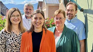Bei ihr laufen künftig in jeder Drachenstich-Vorstellung die Fäden zusammen: Antonia Buschek (Dritte von links) wird künftig zusammen mit ihrer Mutter Marion (Zweite von rechts) als Inspizientin fungieren. In dieser Saison erhalten sie Unterstützung von ´Vorgänger Heinz Winklmüller (rechts). Diese Personalie gaben Anna-Lena Fischer und Bürgermeister Sandro Bauer bekannt. Bei ihr laufen künftig in jeder Drachenstich-Vorstellung die Fäden zusammen: Antonia Buschek (Dritte von links) wird künftig zusammen mit ihrer Mutter Marion (Zweite von rechts) als Inspizientin fungieren. In dieser Saison erhalten sie Unterstützung von ´Vorgänger Heinz Winklmüller (rechts). Diese Personalie gaben Anna-Lena Fischer und Bürgermeister Sandro Bauer bekannt.