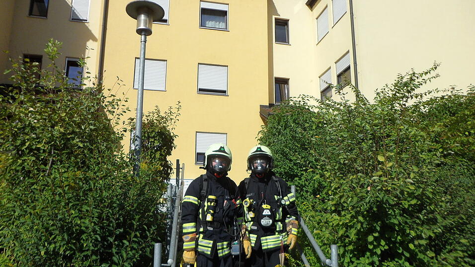 Mit schwerer Atemschutzausrüstung gingen die Feuerwehrmänner in die verrauchte Wohnung. Mit schwerer Atemschutzausrüstung gingen die Feuerwehrmänner in die verrauchte Wohnung.