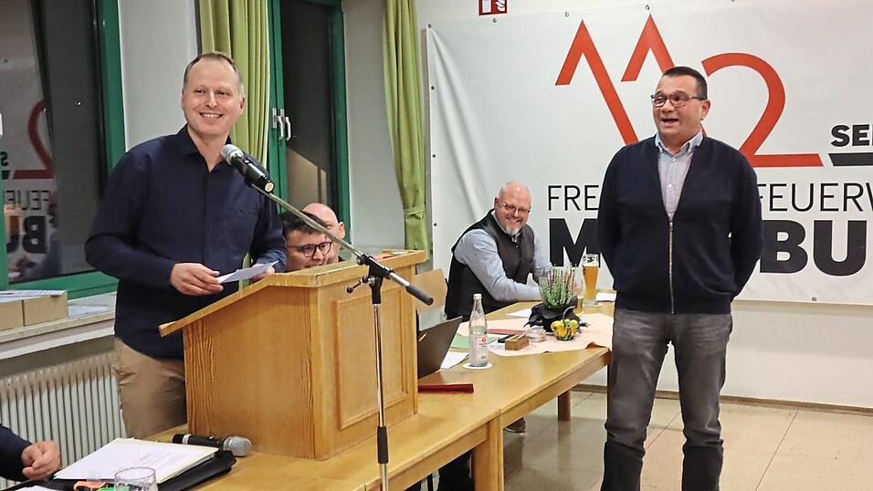 Kommandant Christian Braun (links) hielt die Laudatio auf seinen Vorg&auml;nger Gerhard Hochleitner, der ein besonderes Geschenk bekam.