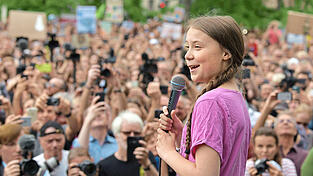 Im August 2019 war Klimaaktivistin Greta Thunberg noch das Idol einer ganzen Generation. Heute sieht man sie auf fragwürdigen Demonstrationen in Gesellschaft von aggressiven Antisemiten. Im August 2019 war Klimaaktivistin Greta Thunberg noch das Idol einer ganzen Generation. Heute sieht man sie auf fragwürdigen Demonstrationen in Gesellschaft von aggressiven Antisemiten.