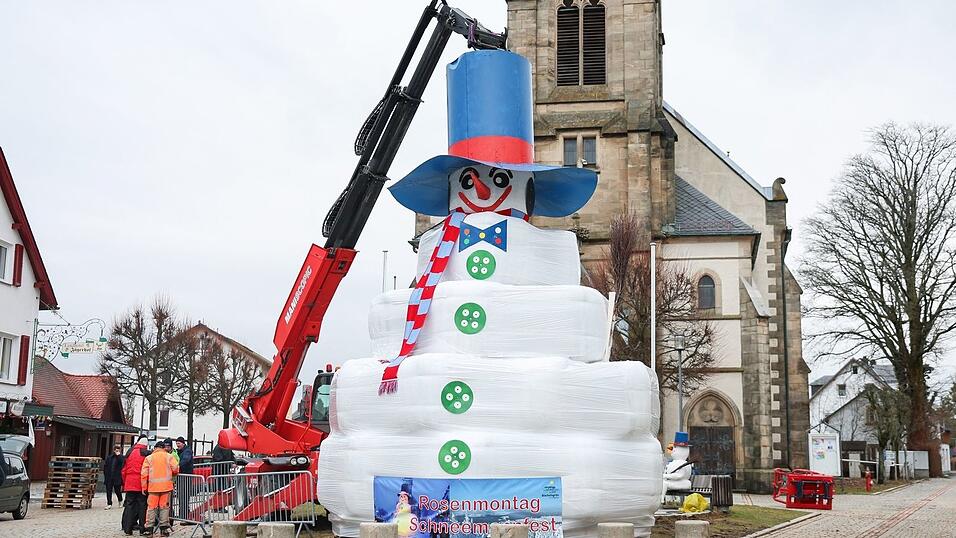 2024 gab es keinen Schnee im Fichtelgebirge - der Schneemann war deshalb aus Ballen. (Archivbild)