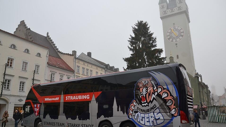 Der neue Mannschaftsbus der Straubing Tigers. Der neue Mannschaftsbus der Straubing Tigers.