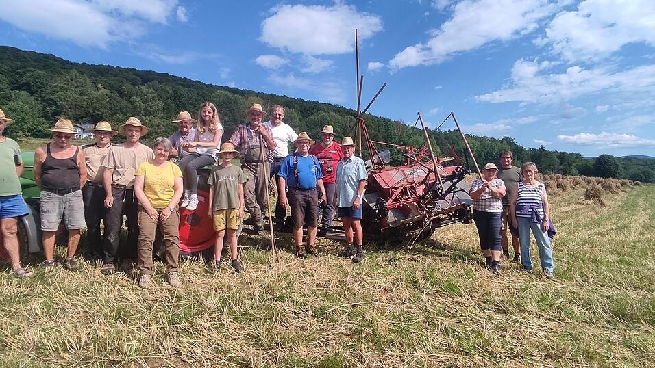 Die Pastritztaler halten zum Drescherfest die Tradition des Kornmandl-Bindens noch hoch und geben ihr Wissen gerne an die n&auml;chste Generation weiter.