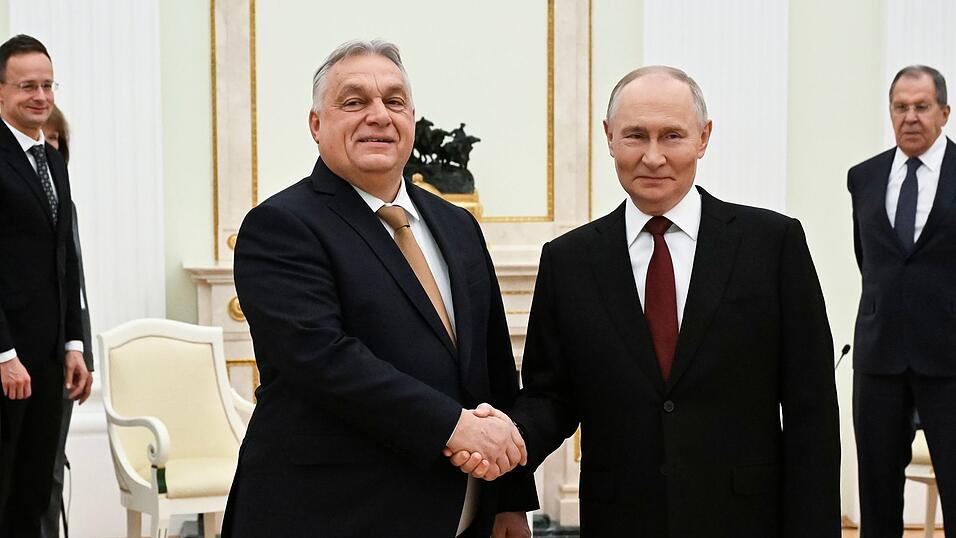 Kremlchef Wladimir Putin (r) und der ungarische Ministerpräsident Viktor Orban sprechen im Kreml über einen möglichen Gipfel in Budapest mit US-Präsident Donald Trump.