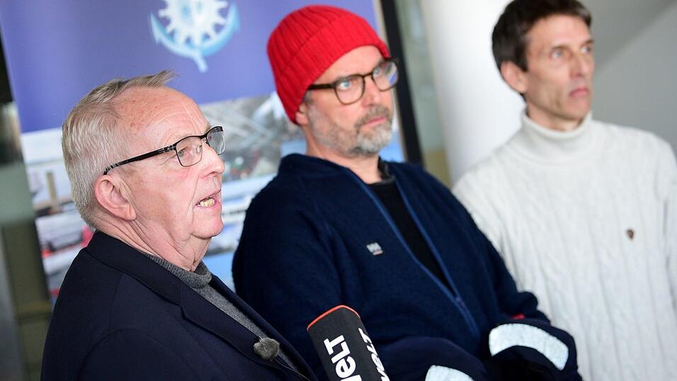 Mecklenburg-Vorpommerns Umweltminister Till Backhaus (SPD, l) will die Anfeindungen gegen Hilfskr&auml;fte nicht hinnehmen. (Archivbild)