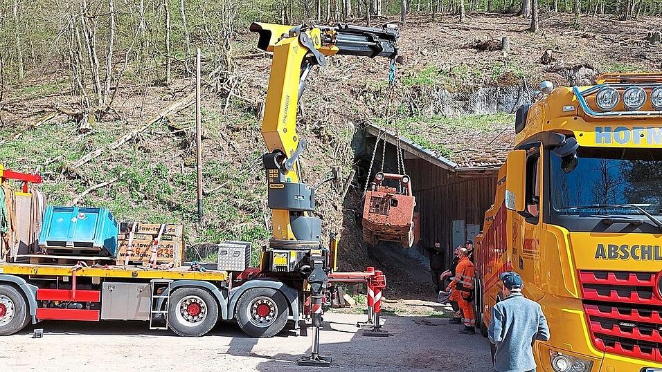Mehrere Radlader, bis zu 14 Tonnen schwer, barg die Firma Hofmeister am Samstag aus dem Bacher Schmucksteinbergwerk.
