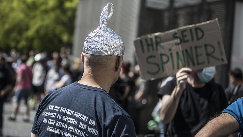 Ein Demonstrant bei einem Anti-Corona-Protest: Die Pandemie war die Blütezeit erfundener Erzählungen. Ein Demonstrant bei einem Anti-Corona-Protest: Die Pandemie war die Blütezeit erfundener Erzählungen.