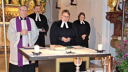 Die katholischen und evangelischen Priester beim ersten gemeinsamen &ouml;kumenischen Gottesdienst in der Pfarrkirche Mari&auml; Verk&uuml;ndigung.